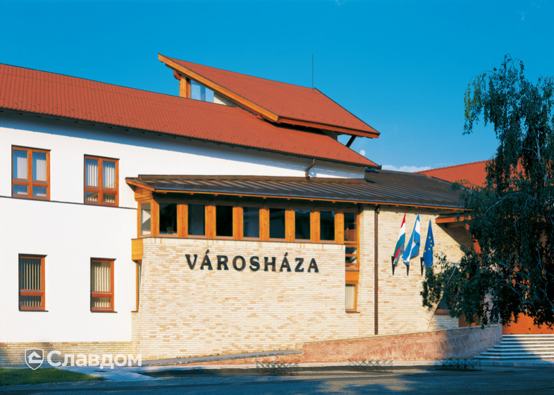 Здание ратуши с крышей из черепицы Creaton Biber Klassik Naturrot