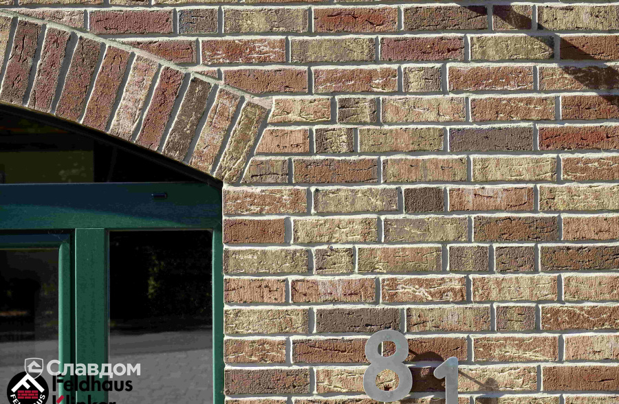 Частный дом с облицовкой кирпичом Feldhaus Klinker 690 sintra ardor blanca