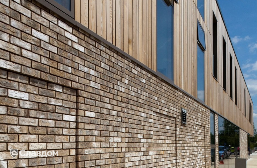 Трехэтажный жилой дом с облицовкой кирпичом Terca Bronsgroen