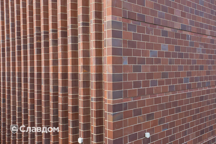 Бизнес-центр с использованием облицовочного кирпича LHL CLASSIC 03-01-15-0100-1