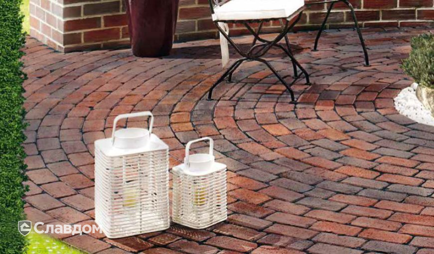 Территория частного дома с применением брусчатки Penter Retro rotblaubunt