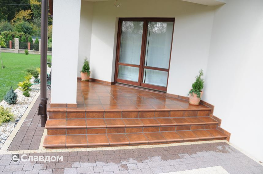 Крыльцо частного дома с применением клинкерной плитки и ступеней Gres Aragon Mytho Rubino