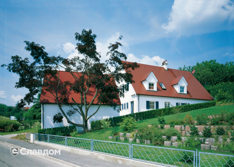 Частный дом с черепицей Creaton Biber Klassik Braun Engobiert