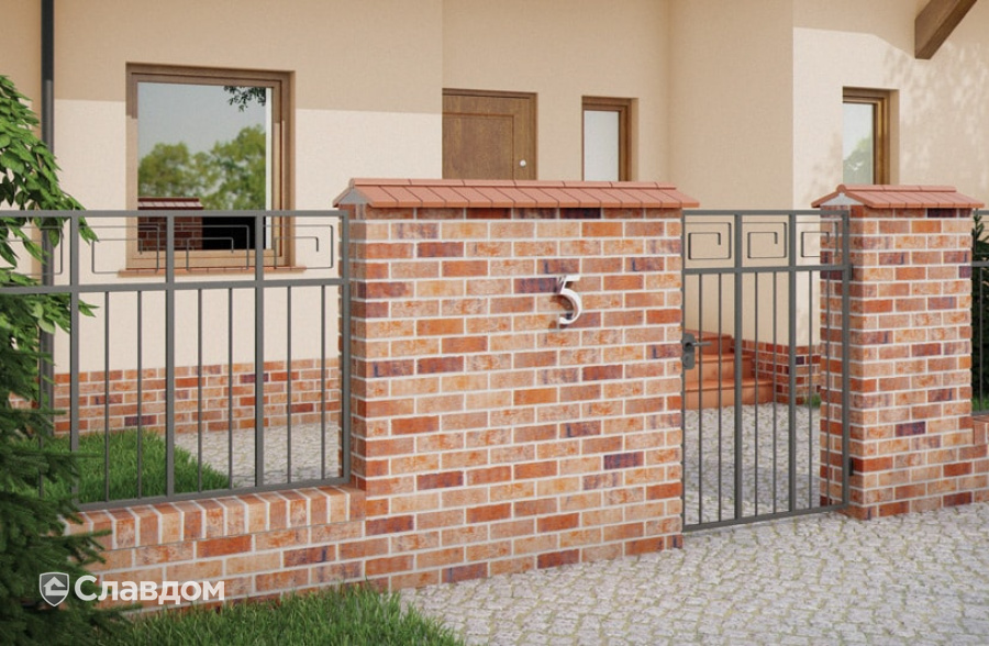 Забор частного дома с применением заборных элементов King Klinker 01 рубиновый красный и фасадной плитки King Klinker HF05 Brick street