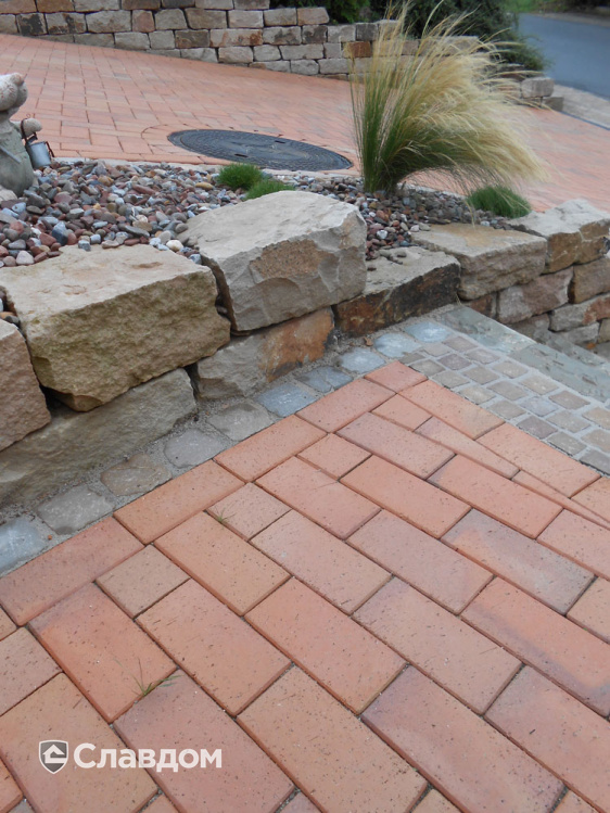 Дворовая территория частного дома с применением брусчатки Vandersanden Radeberg