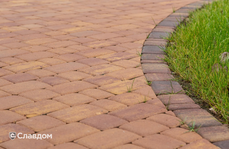 Частный дом в Ленинградской области с мощением плиткой Braer Классико