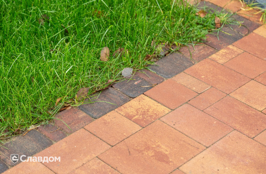 Частный дом в Ленинградской области с мощением плиткой Braer Классико