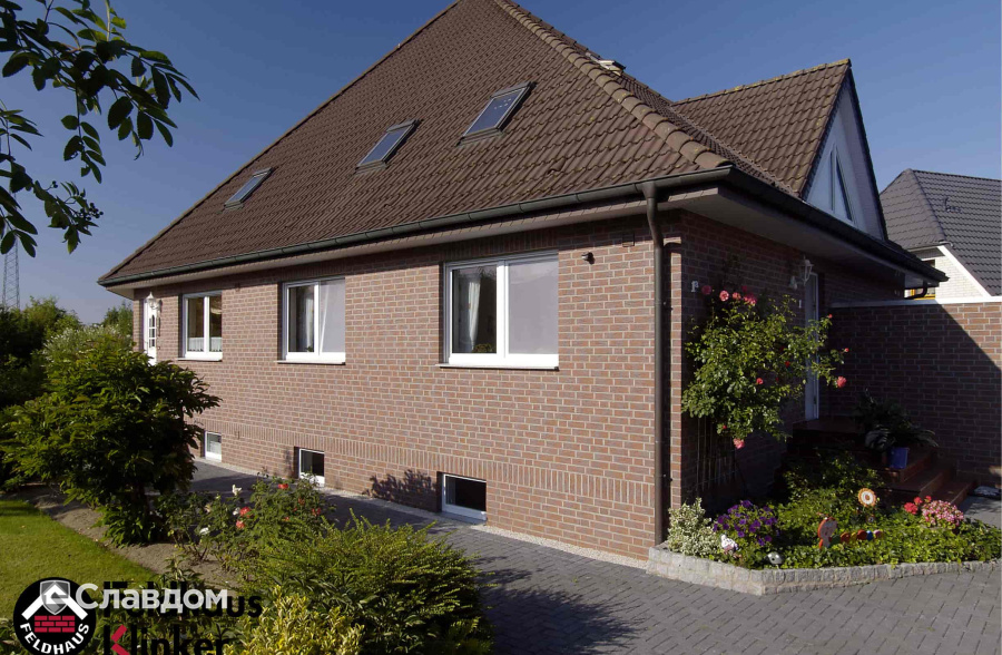 Дом с облицовочным кирпичом Feldhaus Klinker 335 carmesi antic mana