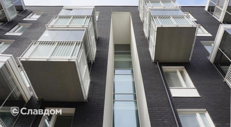 Малоэтажный жилой дом с облицовкой кирпичом Terca Grafiitinmusta гладкий