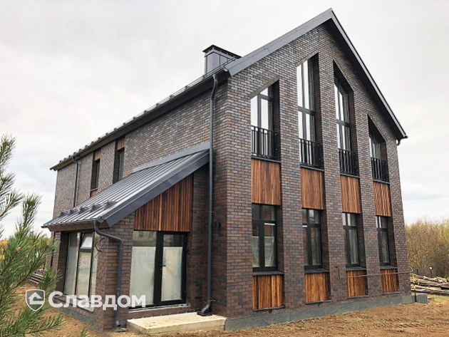 Загородный дом с облицовкой кирпичом MUHR 33 A Schwarz-Braun