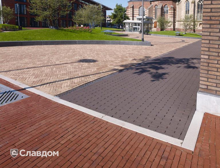 Площадь в Рейссен-Холтене с применением брусчатки Penter Paviona WF, Siena WF, Nero WF