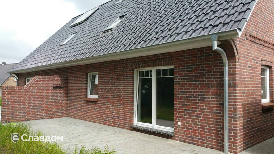 Двухэтажный частный дом с облицовкой кирпичом Terca Morado