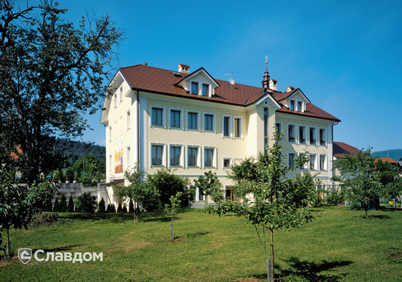 Здание с крышей из черепицы Creaton Biber Klassik Kupferrot engobiert