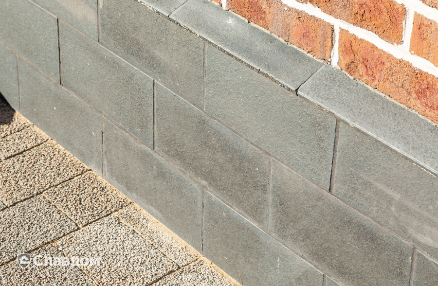 Частный дом с облицовкой плиткой Roben Formback Buntgeflammt