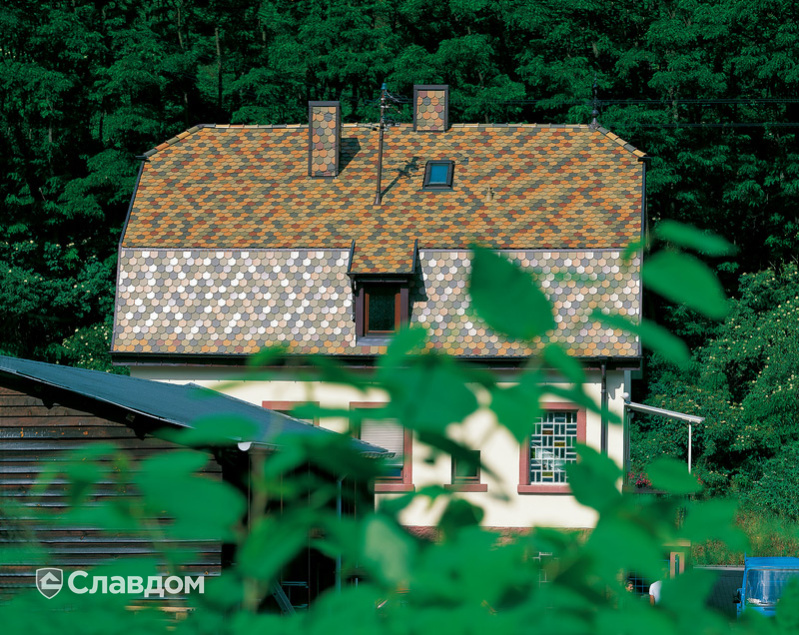 Пестрая крыша из черепицы Creaton Biber Klassik Kupferrot engobiert на частном доме