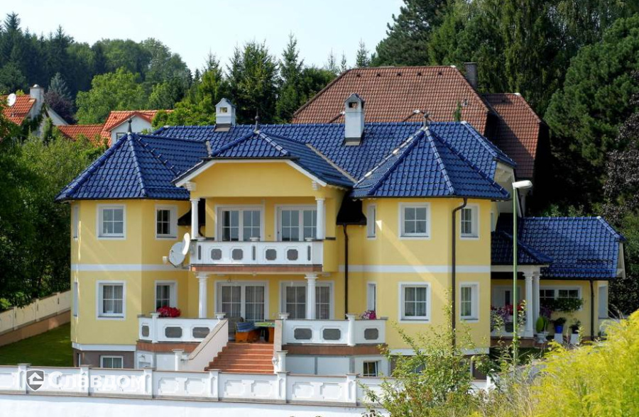 Частный дом с черепицей TONDACH Sulm 32-темно-синий глазурь