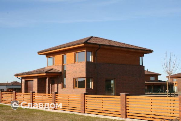 Частный дом с облицовкой кирпичом Terca Red Flame шероховатый