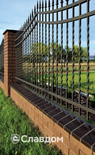 Забор частного дома с применением клинкерных оголовков, профильного кирпича King Klinker 17 ониксовый черный