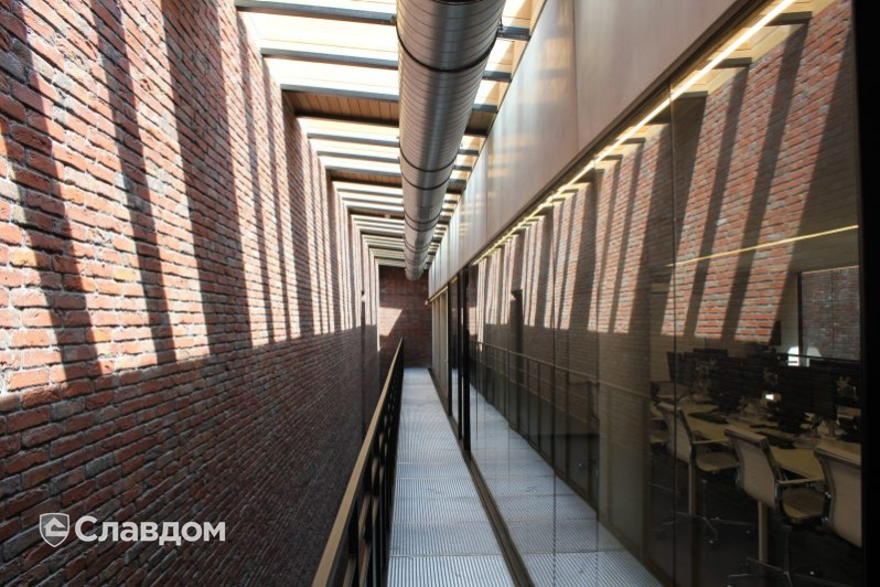 Офис в Мускроне с облицовкой кирпичом Terca Paarsblauw