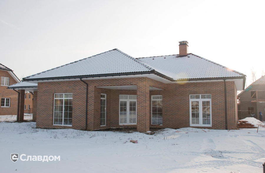 Одноэтажный дом с облицовкой из кирпича Керамейя рустика топаз