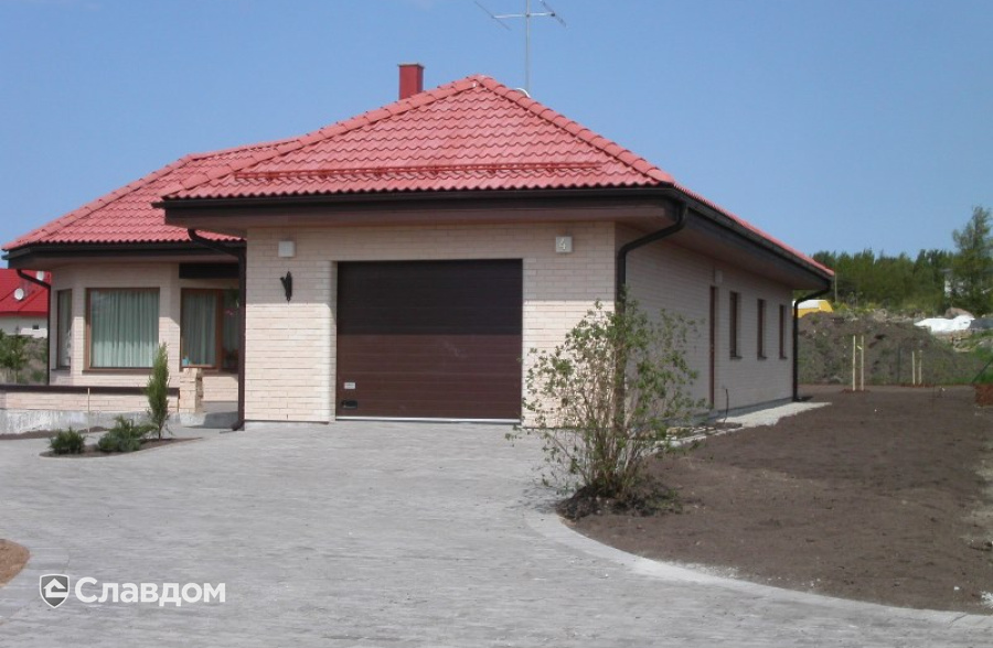 Коттедж с красной крышей с облицовкой кирпичом Terca Kuura гладкий