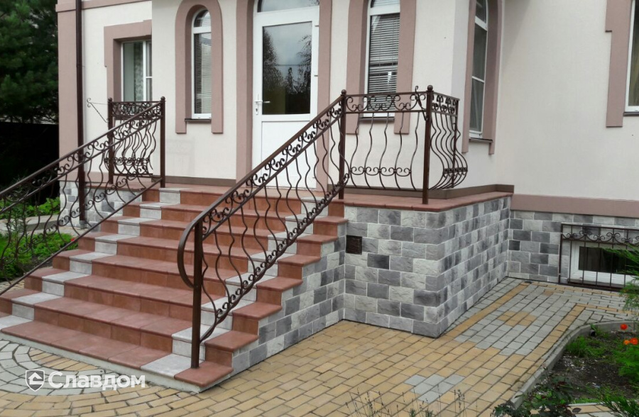 Ступени и плитка Westerwaelder Klinker коллекции ATRIUM Scotch и ATRIUM Mittelgrau в облицовке крыльца