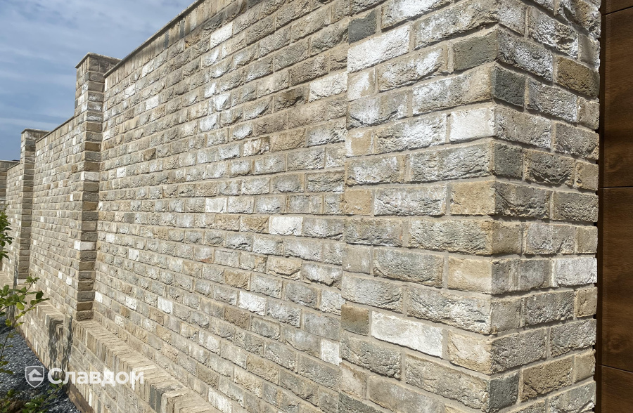 Резиденция в Московской области с облицовкой фасада и камина кирпичом ENGELS HANDFORM Carthago