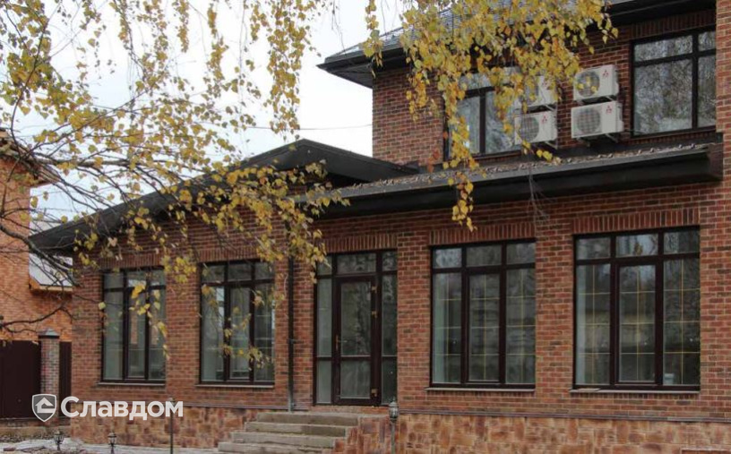 Дом с облицовкой из кирпича Terca Kastanjebruin и Pampas в Татарстане