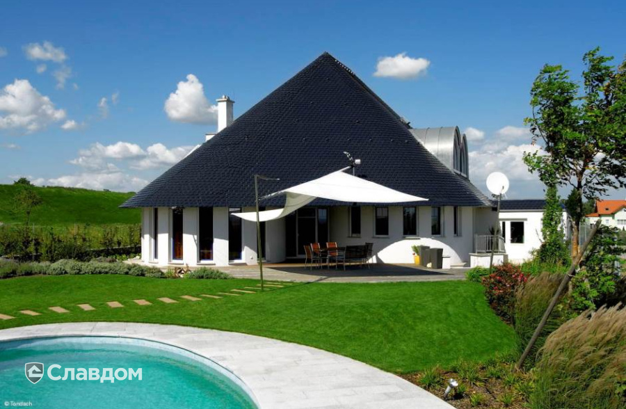 Частный дом с черепицей TONDACH Бобровка 32-темно-синий глазурь