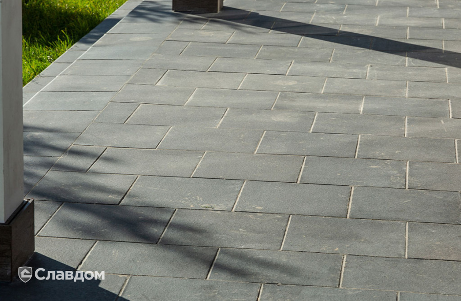 Частный дом с облицовкой плиткой Roben Formback Buntgeflammt