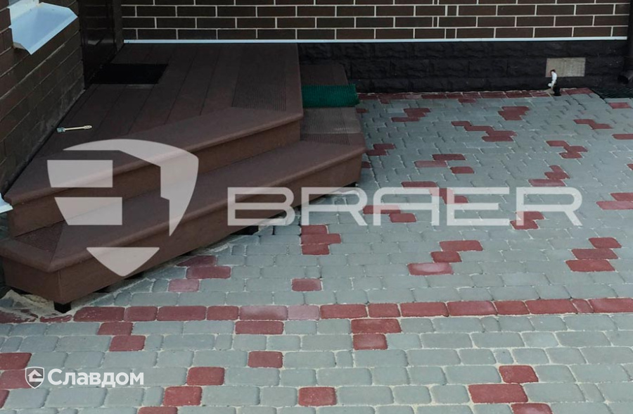 Частный дом в Московской области с мощением тротуарной плиткой BRAER