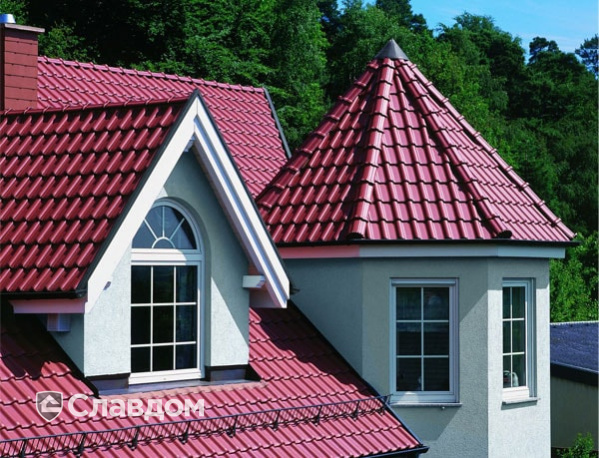 Жилой дом с черепицей Braas Рубин 13V красный бук глазурь