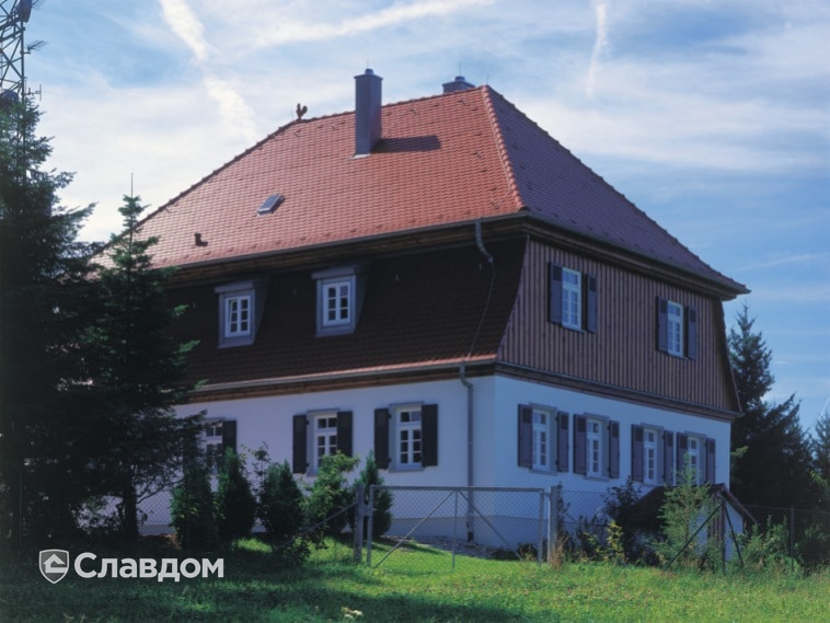 Двухэтажный жилой дом с применением черепицы Braas Опал медный ангоб