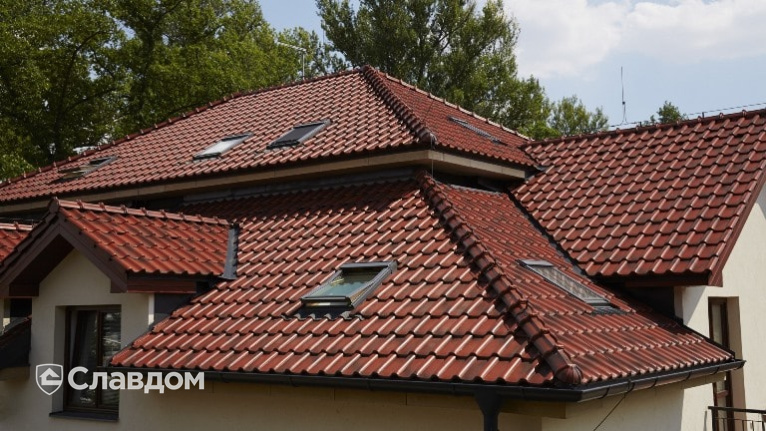 Жилой дом с черепицей TONDACH Самба 43-красный антик duo ангоб