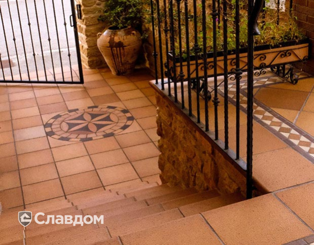 Крыльцо с применением клинкерной плитки и панно Terraklinker (Gres de breda) Natural