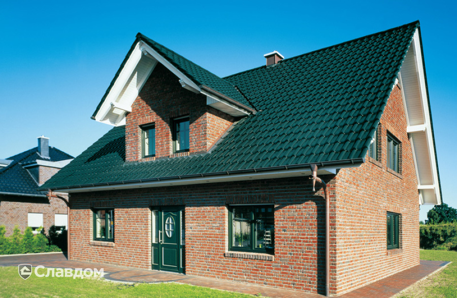 Дом в коттеджном поселке с крышей из черепицы Creaton Futura NOBLESSE Dunkelgrun Glasiert