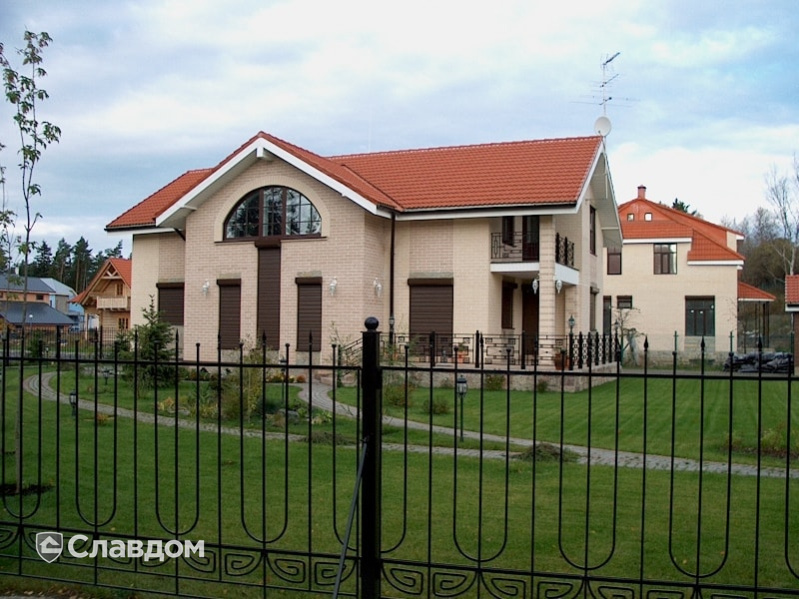 Частный дом с облицовкой кирпичом Terca Hilla каре