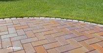 Двор дома с применением брусчатки Vandersanden Meran