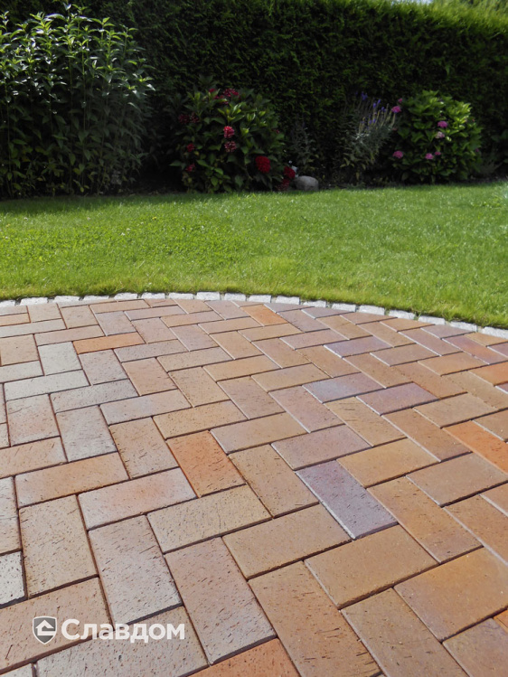 Двор дома с применением брусчатки Vandersanden Meran