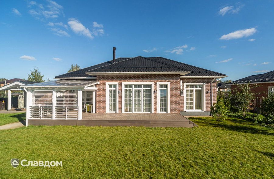 Частный дом с облицовкой плиткой Roben Formback Buntgeflammt