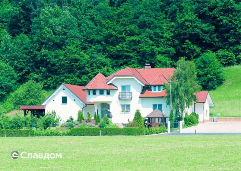 Дом с интересным дизайном крыши из черепицы Creaton Biber Klassik Kupferrot engobiert