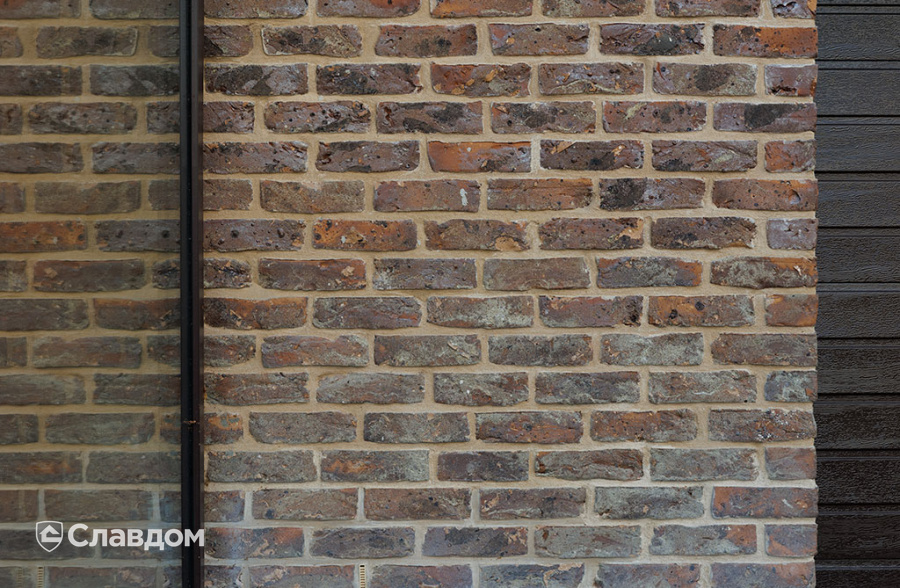 Частный дом с облицовкой кирпичом ручной формовки Сафоново Клинкер №9