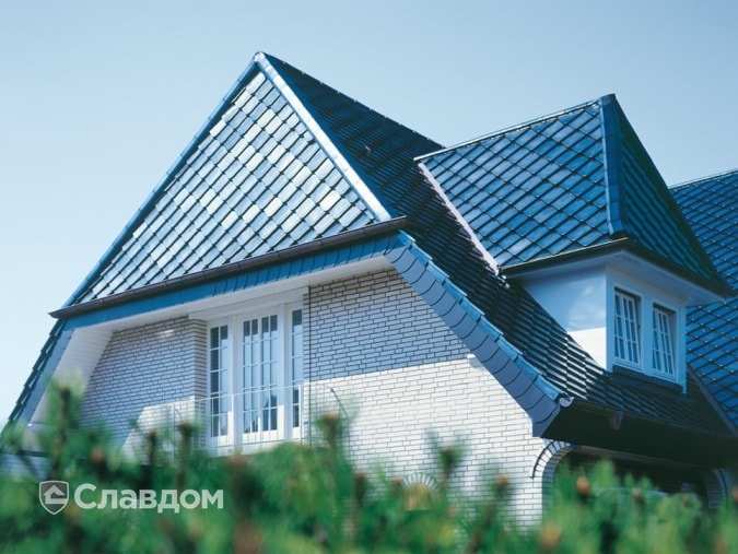 Частный дом с черепицей Braas Изумруд черный кристалл топ-глазурь