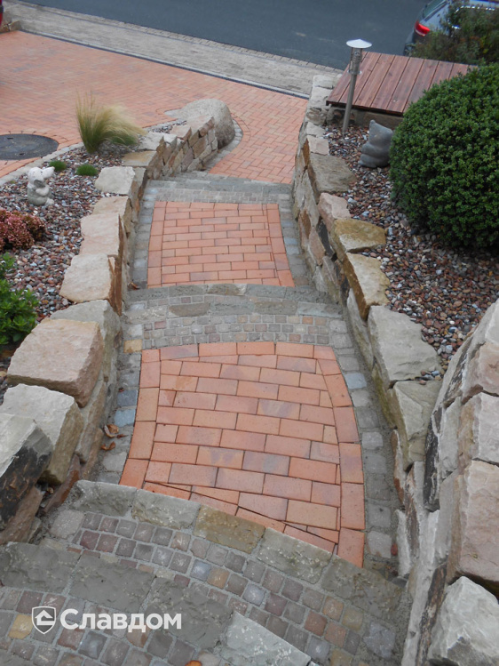 Дворовая территория частного дома с применением брусчатки Vandersanden Radeberg