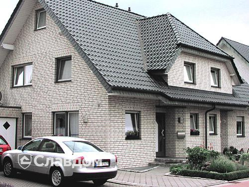 Трехэтажный частный дом с облицовкой кирпичом Roben Montblanc