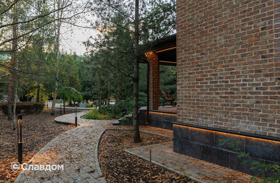 Частный дом с облицовкой кирпичом ручной формовки Сафоново Клинкер №9