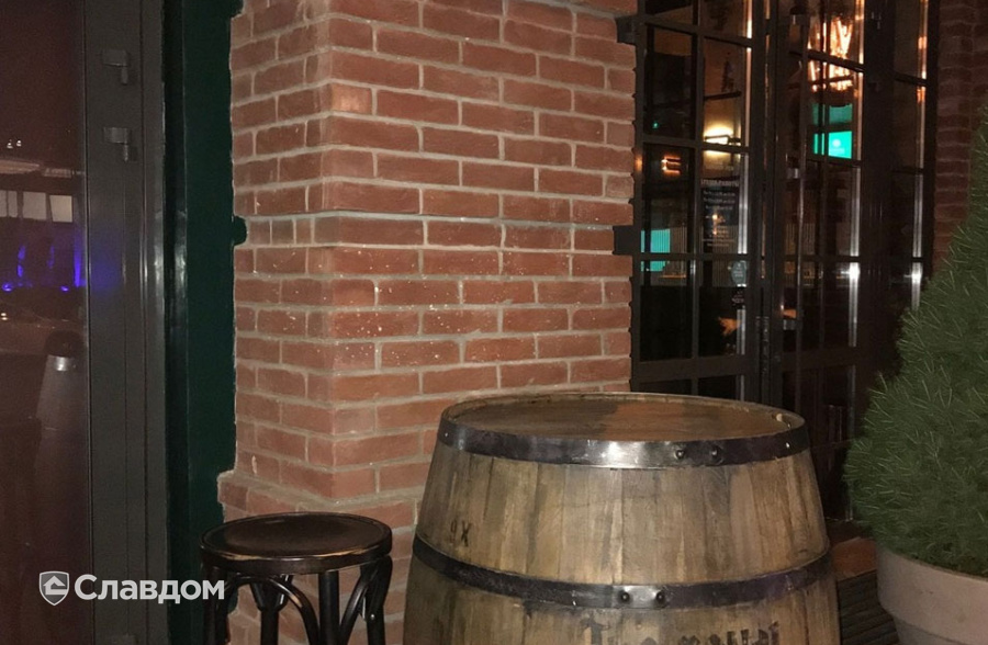 Ресторан London Pub с облицовкой кирпичом Донские зори Стародонской