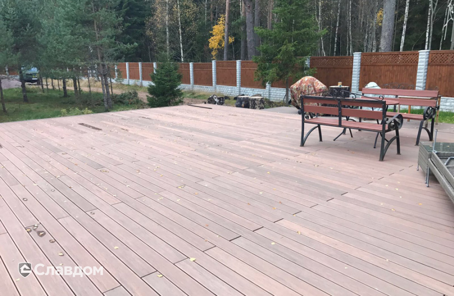 Терасса с использованием доски из ДПК CM Decking MIX Венге