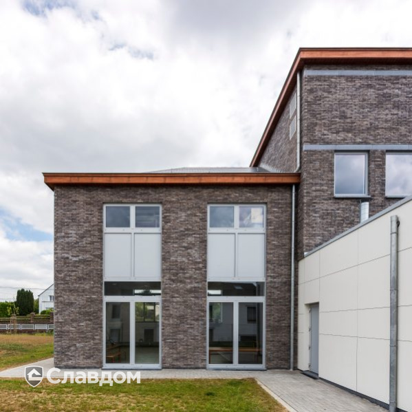 Здание школы с облицовкой кирпичом Terca Iluzo Grijs-zwart