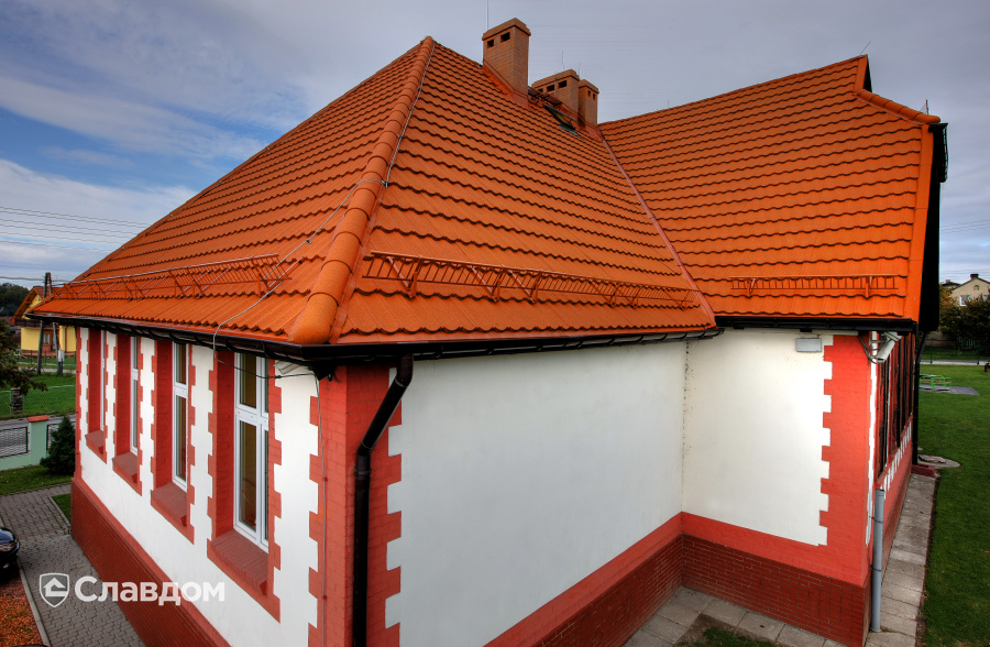 Частный дом с использованием композитной черепицы AeroDek (Decra) Classic цвет осенний каприз